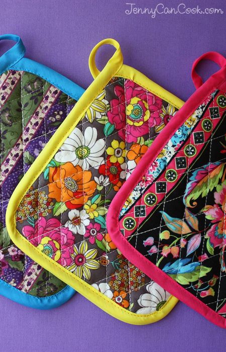 Diy Fabric Pot Holders, How To Make Pot Holders Tutorials, Quilt As You Go Pot Holders, How To Make Potholders, How To Make Pot Holders, Sewing Pot Holders, Pot Holders Diy Free Pattern, Homemade Pot Holders, Homemade Potholders