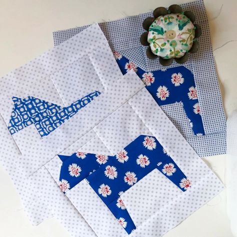 Scandinavian Quilts, Horse Quilt, Quilt Care, Country Gardens, Dala Horse, Animal Quilts, Quilt Block Tutorial, Horse Pattern, Countdown To Christmas