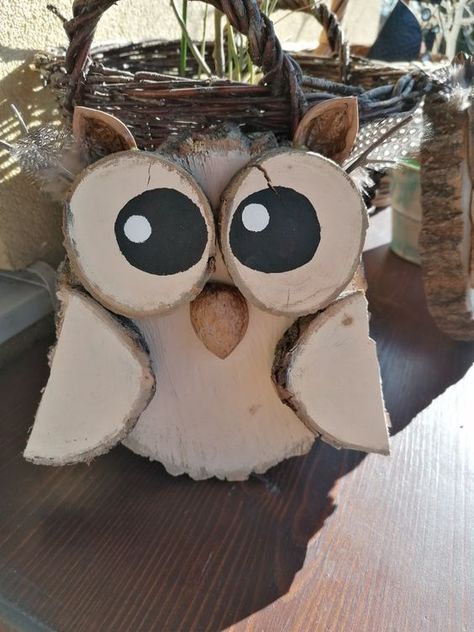 Wood Slice Animals, Crafts With Wood Rounds, Wood Owls Craft Ideas, Wood Log Crafts, Wood Yard Art, Wood Block Crafts, Wood Owls, Wooden Owl, Wood Slice Crafts