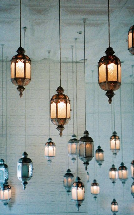 Dekorasi Maroko, Lanterns Hanging, Candle Lit Wedding, Interior Boho, Romantic Candlelight, Moroccan Lighting, Moroccan Lamp, Moroccan Lanterns, The Ceiling