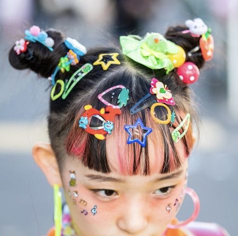 Decora Japanese Fashion, Harajuku Photoshoot, Decora Aesthetic Outfits, Decora Fashion Aesthetic, Harajuku Fashion Hair, Kawaii Hairstyles Short, Harajuku Hairstyle, Decora Fashion Outfits, Decora Hair