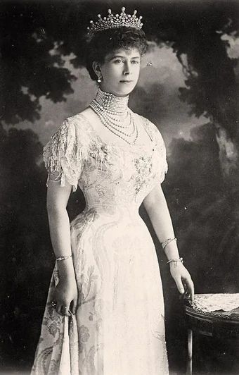 Mary of Teck (Victoria Mary Augusta Louise Olga Pauline Claudine Agnes; 26 May 1867 – 24 March 1953) was queen consort of the United Kingdom and the British Dominions and Empress consort of India as the wife of King George V. Queen Mary Of England, Mary Of Teck, Rainha Elizabeth Ii, English Royalty, King George V, European Royalty, Queen Of England, British Monarchy, Kings And Queens