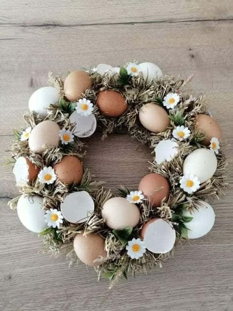 Cheap Easter Decorations, Simple Easter Decor, Dekoratívne Vence, Creative Easter Eggs, Easter Crafts For Adults, Easter Flower Arrangements, Easter Wreath Diy, Easter Craft Decorations, Easter Egg Designs