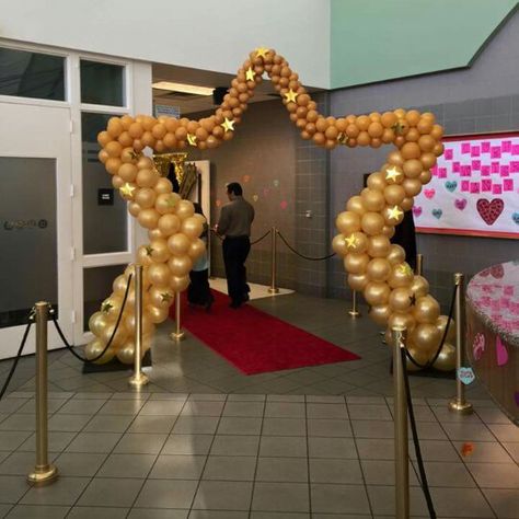 Hollywood Theme Balloons, Hollywood Balloon Arch, Balloon Star Arch, Under The Stars Balloon Arch, Star Balloon Column, Sports Banquet, Hollywood Party, Creative Birthday Cakes, Wooden Stars