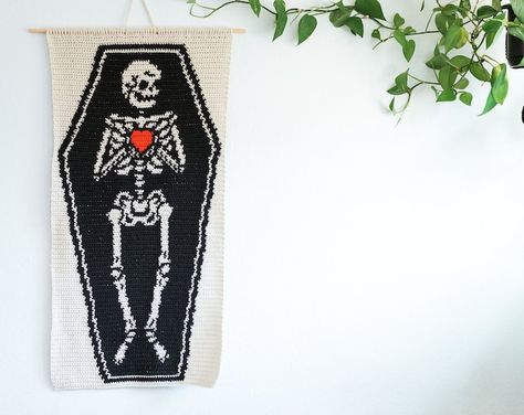 Skeleton Tapestry, Spooky Crochet, Crochet Pour Halloween, Ghost Art, Spooky Art, Crochet Wall Hangings, Tapestry Crochet Patterns, Crochet Inspo, Art Halloween