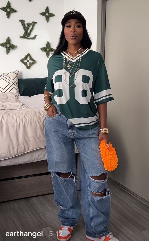 Foot Ball Game Outfit For Women Fall, Von Dutch Outfit Black Women, Oversized Basketball Jersey Outfit Women, Hockey Jersey Outfit Black Woman, Jersey And Jeans Outfit, Y2k Jersey Outfit, Football Game Outfit Black Women, Nba Game Outfit Black Woman, Fall Tailgate Outfit