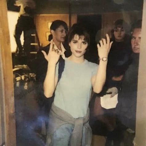 Behind The Scenes Scream 1996, Scream 1 Behind The Scenes, Sarah And Wheezie, Woodsboro Aesthetic, Scream 1 Cast, Scream Actors, Scream Characters, Sidney Prescott, Scream 1996