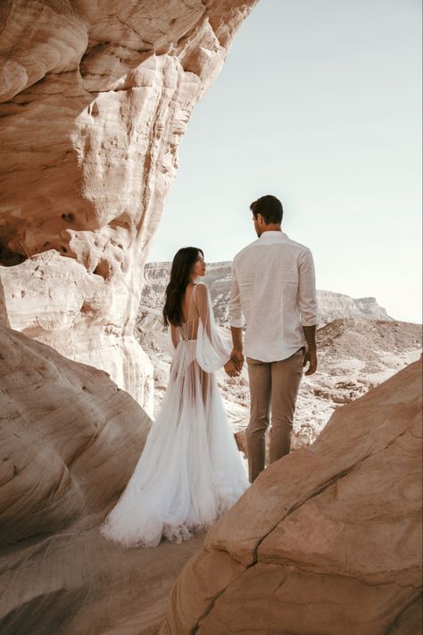 Dessert Wedding Photoshoot, Engagement Photoshoot Mountains, Desert Fashion Shoot, Cappadocia Wedding, Desert Date, Desert Engagement Shoot, Beach Wedding Pics, Pre Shoot, Desert Style