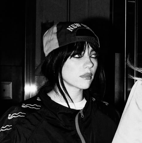 Billie Black And White, Black Aesthetic Pfps, Black And White Billie Eilish, Black And White Icons Aesthetic, Billie Eilish Black And White, Billie Eilish Black Hair, Billie Eilish Black, Billy Black, Matt Healy