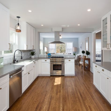 Farmhouse-Inspired White Kitchen Ideas 1960s Kitchen Remodel, Dapur Rustic, Condo Kitchen Remodel, White Kitchen Ideas, Small White Kitchens, Napa Style, Balinese Decor, Galley Kitchen Remodel, Kitchen Remodel Cost