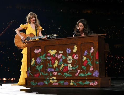 Taylor Swift and Gracie Abrams perform during night two of “Taylor Swift | The Eras Tour” at Paycor Stadium on July 1, 2023 in Cincinnati, Ohio. (Photo by TAS23/Getty Images for TAS Rights Management) #TaylorSwift #ErasTour Ours Taylor Swift, I M Sorry, Gracie Abrams, Hollywood Life, Taylor Alison Swift, Special Guest, Eras Tour, I Miss You, On Stage