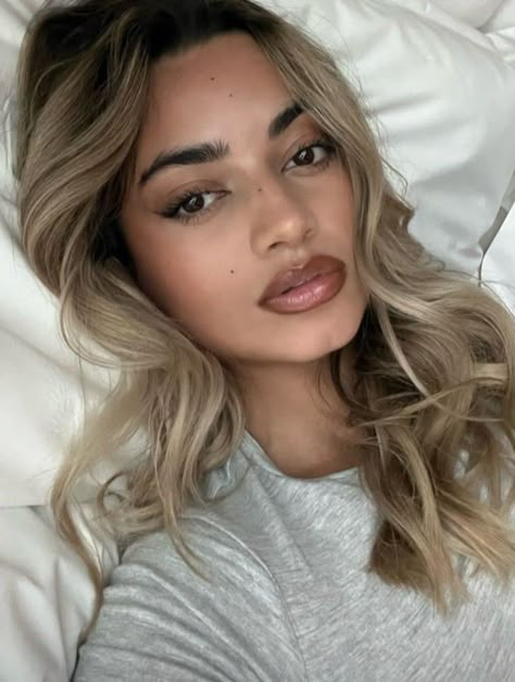 Blonde With Dark Features, Black Eyebrows Hair Color, Dark Roots Honey Blonde Hair, New Year Hair Color, Blonde Hair Black Eyebrows, Olive Skin Blonde Hair, Blonde Hair Dark Eyebrows, Baddie Hair Styles, College Hair