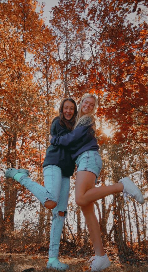 fall photo with falling leaves Photos To Recreate With Your Best Friend At School, Things To Do With Your Friends In Fall, Fall Flower Field Photoshoot, Fall Pictures At Pumpkin Patch, Fall Outfits Friends, Baddie Bestie Photoshoot, Pumpkin Patch Pics With Friends, Fall Pics To Take With Friends, Fall Leaf Photoshoot