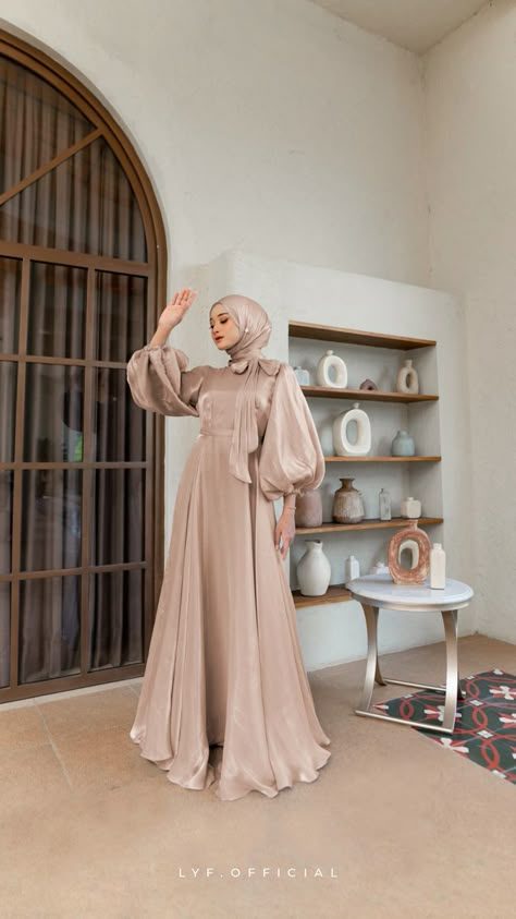 Dress Satin Hijab Bridesmaid, Dress Hijab Satin, Hijab Wedding Dresses Simple, Inspirasi Gaun Bridesmaid Hijab, Baju Bridesmaid Muslim, Brismade Dresses Hijab Modern, New Party Wear Dress, Hijab Prom Dress, Dress Designs For Girls