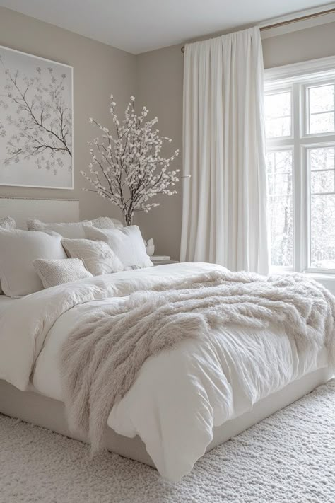 Modern Soft Bedroom, Minimalist Glam Bedroom Decor, White King Bedroom Ideas, Cute Big Room Ideas, Bedroom Floor Decor, Cozy Big Bedroom Ideas, Cute Bedroom Ideas Big Room, Bed Next To Window Ideas, 2025 Apartment Decor Trends