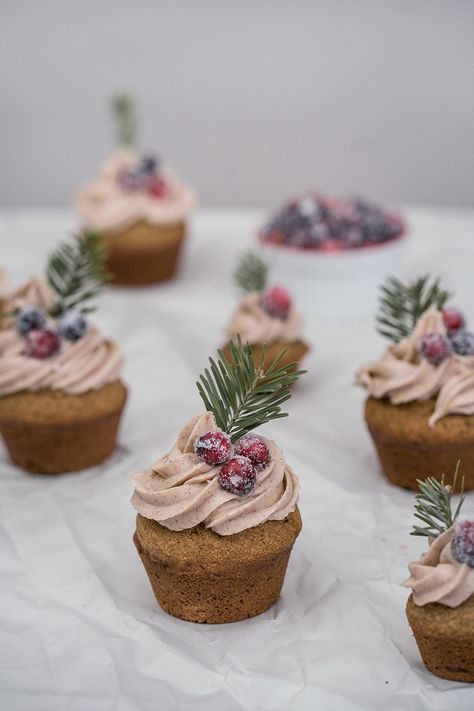 Muffins Christmas, Gingerbread Cupcakes With Cinnamon Cream, Mini Gingerbread Cupcakes, Winter Theme Cupcakes, Christmas Mini Cupcakes, Mini Christmas Cupcakes, Christmas Cupcake Ideas, Winter Cupcakes, Big Cupcake