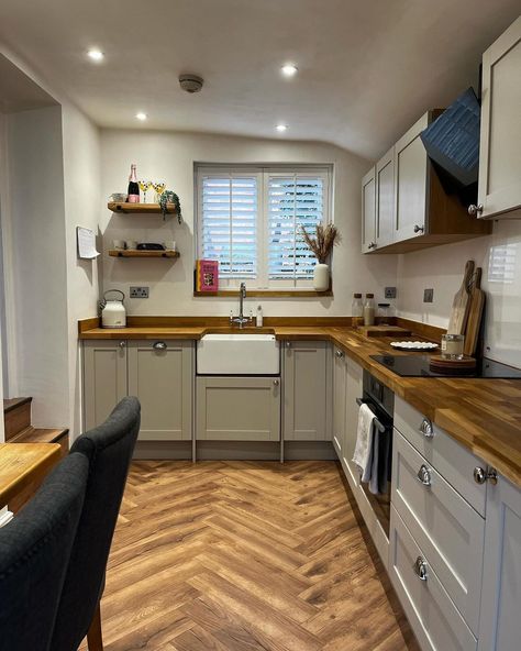 ✨Kitchen Haven with Herringbone Regency Oak Laminate Flooring 👩‍🍳✨Order your free samples today! 🔎Herringbone Regency Oak Laminate Flooring 📸@_29taracottage #directwoodflooring #flooringideas #kitcheninspo #kitchendesign #laminateflooring #herringbonefloor #parquetflooring #kitchenflooring #woodfloor #flooring Direct Wood Flooring, Oak Laminate Flooring, Laminate Kitchen, Laminate Colours, Oak Laminate, Herringbone Floor, Wood Shades, Parquet Flooring, Wood Flooring