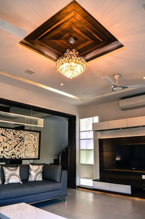 Wooden Ceiling Design, False Ceiling Bedroom, False Ceiling Living Room, Interior Ceiling Design, Pop False Ceiling Design, Pop Ceiling Design, House Ceiling Design, Hall Interior Design, Ceiling Design Living Room