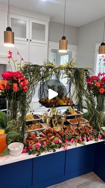 Chef Linica | Travel Chef on Instagram: "We love to give an experience 🌺 #brunch #dallascatering #dallaschef #catering #chef #houstonchef #houstoncatering #experience #dallasbrunch #houstonbrunch #food #foodies #setup #dinnerpartyideas" Fall Catering Display, Catering Food Displays Presentation, Catering Table Setup, Party Food Setup Display, Food Catering Ideas Buffet Tables, Catering Display Ideas, Dallas Brunch, Houston Brunch, Buffet Table Ideas