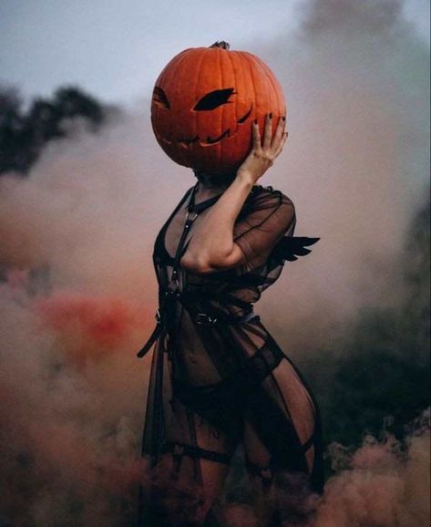 Halloween Styled Shoot, Iconic Halloween Costumes, Bouidor Photography, Halloween Photography, Shotting Photo, Scary Costumes, Halloween Photoshoot, Fantasias Halloween, Fall Photoshoot