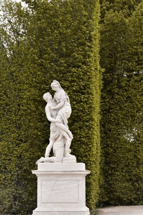 Green statue museum love couple art Couple Statues Greek, Greek Statue Couple, Love Sculpture Art, Romantic Statues, Man Woman Art, Statue Couple, Walking Garden, Mysterious Aesthetic, Aesthetic Statue