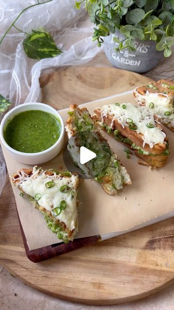 Neeti Jain on Instagram: "Chilli cheese grill sandwich 🤤  Preparation time: 20min Serve :2grill sandwich   Ingredients used: •Bread •Butter •Green chutney  •Capsicum  •Cheese  •Chaat masala/sandwich masala •Green chilli   #dosa #streetdosa #streetfood #pizzadosa #dosalovers #masaladosa #borivalifamousfood #foodporn #foodblogger #foodie #streetfoodindia #streetfoodlover #mumbaifood #mumbaisteetfood #borivali #borivalifoodie #followforfollowback #foodstagram #foodland_19 #foodreels #exploring #exploringfood #likeforlikes #viral #tempting #explorepage" Sandwich Chatni Recipe, Masala Sandwich, Healthy Indian Snacks, Veg Sandwich, Grill Sandwich, Mumbai Food, Sandwich Ingredients, Hot Sandwich, Green Chutney