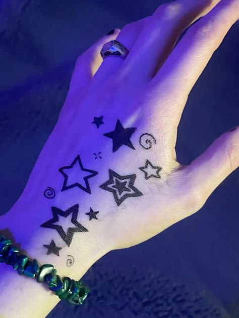 Small Hand Doodles, Doodles On Your Hand, What To Draw On My Hand, Wrist Doodles, Drawing Ideas On Skin, Hand Tattoos Easy To Draw, Drawing On Hand Ideas Doodles, Thing To Draw On Your Hand, Cool Hand Doodles