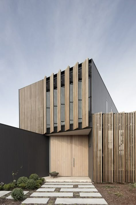 Wood Facade, Facade Architecture Design, Modern Architecture Design, Modern Architecture Building, Wall Exterior, Timber Cladding, Beach House Design, Design Exterior, Exterior Wood