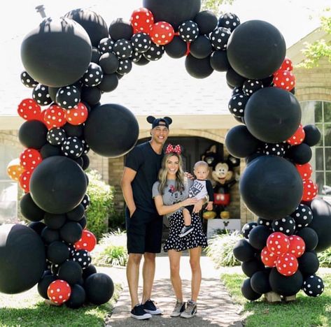 Cupcakes Minnie Mouse, Mickey Mouse Theme Party, 4de Verjaardag, Mickey Mouse Birthday Decorations, Mickey First Birthday, Mickey 1st Birthdays, Mickey Mouse Themed Birthday Party, Mickey Mouse Decorations, Mickey Mouse First Birthday