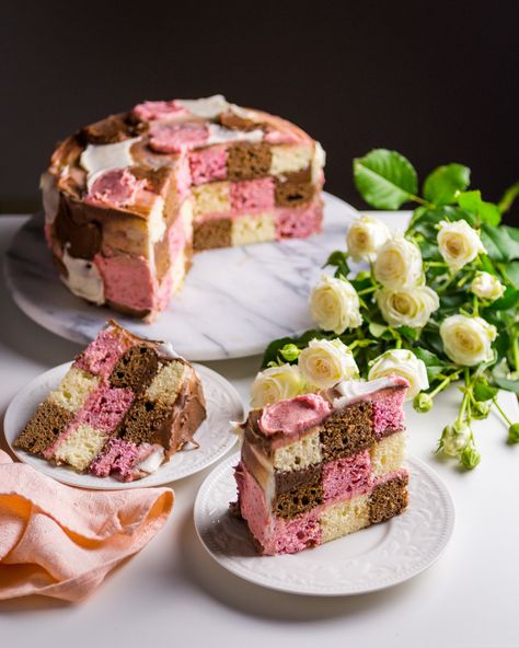 Checkered Cake, Neapolitan Cake, Checkerboard Cake, Neapolitan Ice Cream, Delicious Sweets, Baking Inspiration, Baking Project, Strawberry Cakes, Cake Cover