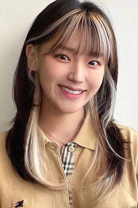 This post is about the trendiest Korean secret two-tone hair color ideas in 2021 that will take your entire look to the next level. #hiddenhighlight #secrettwotone #haircolorideas #hairstyleideas #hairstyle #easyhairstyle Kpop Dyed Hair Ideas, Two Tone Korean Hair, Under Tone Hair Color, Short Hair Two Tone Color, Asian Short Hair Color Ideas, Hair Dye Colors For Asians, Pink Peekaboo Hair Short, Two Toned Hair Bangs, Asian Short Hair Color