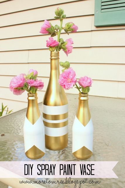 Paint Vase, Bottle Painting Ideas, Spray Painted Bottles, Spray Paint Vases, Beer Bottle Art, Painted Glass Bottles, Diy Spray Paint, Diy Sprays, Glass Bottles Art