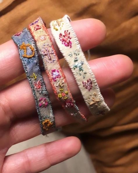 Embroidered Bracelet Diy, Embroider Bracelet, Fabric Bracelets Diy, Hippie Embroidery, Thread Accessories, Embroidery Bracelet, Instagram Song, Ribbon Bracelet, Embroidered Bracelet