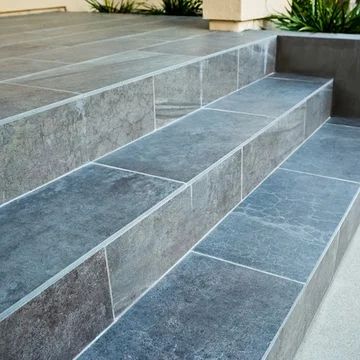 Stoep Ideas Front Porches, Tile Porch Steps, Tiling Front Door Steps, Tiled Front Steps Entrance, Front Steps Tile Ideas, Front Door Tile Entryway Exterior, Tile Front Steps, Tiled Steps Indoor, Tiles For Porch Floor