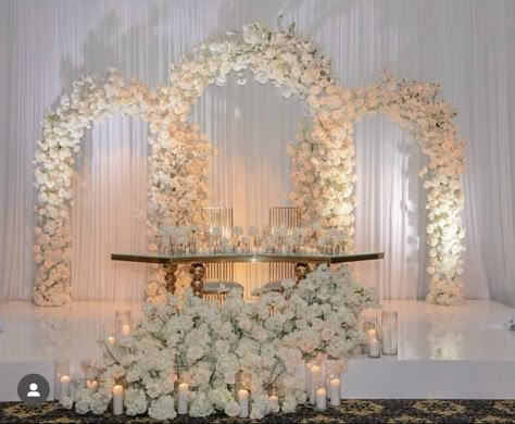 Bride And Groom Table White And Gold, Wedding Decorations Stage Backgrounds, Bride And Groom Stage Decor, Sweetheart Table Backdrop Ideas, Wedding Sweetheart Table Backdrop, Wedding Main Table Decor, Bride And Groom Table Decorations, Bride And Groom Backdrop, Wedding Reception Backdrop Elegant