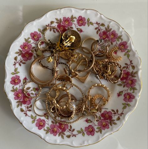 #jewelry #coquette #lanadelrey #aesthetic Messy Jewelry Box Aesthetic, Antique Trinkets Aesthetic, Coquette Jewelry Box, Antique Shopping Aesthetic, Jewerly Plate, Jewelry Dish Aesthetic, Jewelry Tray Aesthetic, Trinkets Aesthetic, Goal 2025