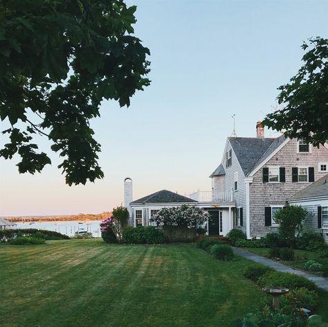 Nantucket House Aesthetic, East Coast Mansion, Northeast Aesthetic, Interior Design Coastal, Sims Aesthetic, Grandmother Style, Australian Beach House, Nancy Meyers Movies, Preppy House