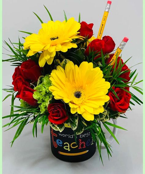 Get off on the right foot with this charming back to school arrangement of spray roses and Gerbs finished in a reusable coffee mug! #ToblersFlowers Back To School Flowers, School Centerpieces, Worlds Best Teacher, School Wreaths, Floral Design Classes, Flower Boquet, Teacher Appreciation Gifts Diy, Luxury Flower Bouquets, Flowers Bouquet Gift