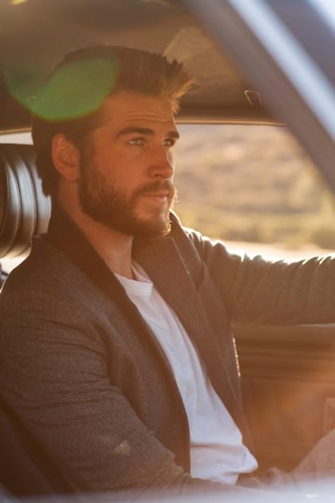 The Actor Liam Hemsworth - Style Guide The Lane Miley And Liam, Hemsworth Brothers, Mens Fashion Editorial, Australian Actors, The Lane, Liam Hemsworth, Hollywood Actor, Leonardo Dicaprio, Chris Hemsworth