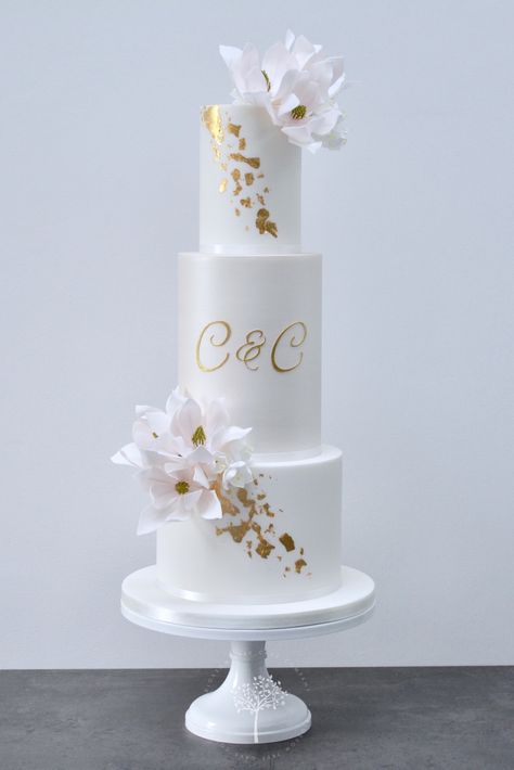 White And Gold Wedding Cake Simple, Wedding Cake Designs Elegant Gold, Simple White Wedding Cake, Glamorous Wedding Cakes, Luxury Wedding Cake Design, Wedding Cake Designs Elegant, Wedding Cake Designs Simple, Wedding Cake Simple Elegant, White And Gold Wedding Cake