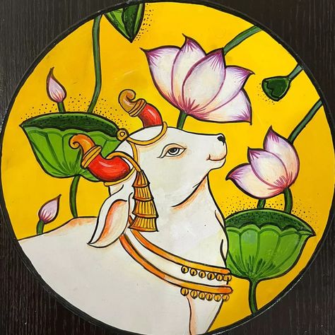 Easy Patachitra Paintings, Madhubani Art On Plates, Rangoli In Circle Design, Pichwai Art On Wall, Cow Rangoli Designs Diwali, Pichwai Rangoli Designs, Pichwai Drawing For Tracing, Madhubani Rangoli, Cow Rangoli Designs