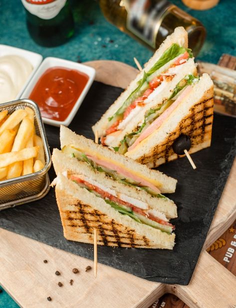 Cafe Food Presentation Ideas, Grilled Club Sandwich, Plating Ideas For Sandwiches, Clubhouse Sandwich Plating, Sandwich Plate Presentation, Sandwich Gourmet Presentation, Sandwich Plating Presentation, Sandwich Design Ideas, Classic Club Sandwich