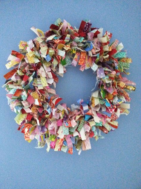 No Sew Crafts With Fabric, Rag Crafts, Fabric Wreath Tutorial, Rag Bows, Rag Wreath Tutorial, Shabby Chic Fabric, Scrap Fabric Projects, Fabric Wreath, Memory Crafts