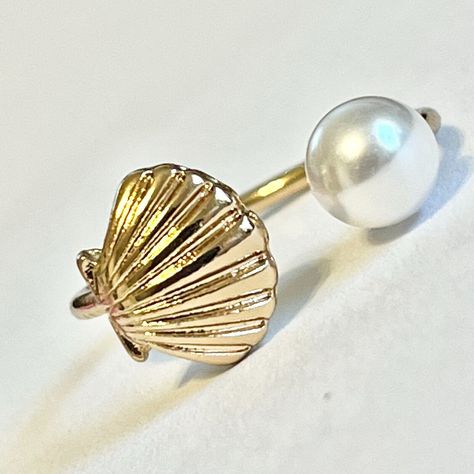 Scallop Sea Shell Ring White Pearl Gold Plated Size 8 Island Beach Simulated Pearl Shell Ring, Sea Shell Hair Accessories, Funky Trinkets, Ocean Wedding Theme, Sea Ring, Seashell Ring, Cute Promise Rings, Mermaid Accessories, Beach Rings