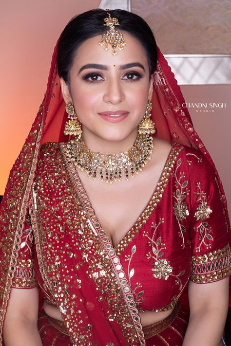 Minimal Indian bride : Makeup by Chandni Singh Minimalist Bride Makeup, Natural Bridal Makeup Indian, Indian Bridal Makeup Natural, Simple Bridal Makeup, Bride Makeup Natural, Latest Bridal Makeup, Soft Bridal Makeup, Makeup For Small Eyes, Soft Wedding Makeup