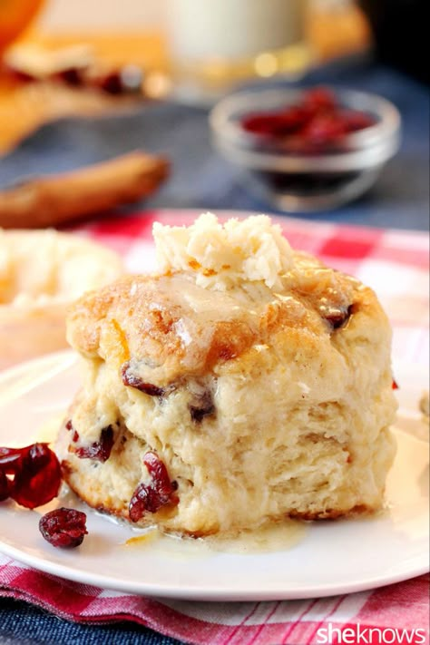 Cranberry-cinnamon skillet biscuits make winter mornings bearable – SheKnows Cranberry Biscuits Recipe, Orange Cranberry Biscuits, Cranberry Orange Biscuits, Sweet Breakfast Biscuits, Biscones Recipe, Cranberry Breakfast Recipes, Thanksgiving Biscuits, Holiday Biscuits, Biscuit Flavors