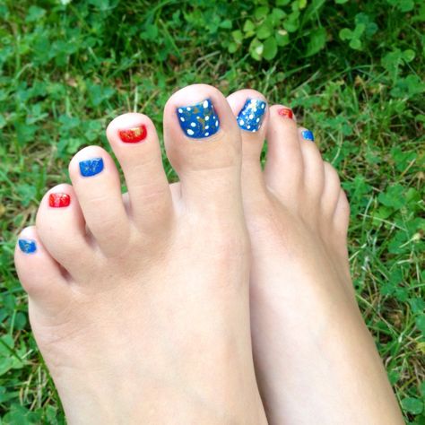 image Patriotic Pedicure, Basic Pedicure, Saran Wrap Nails, Patriotic Nails Design, Colored Nail Tips, Patriotic Nails, Summer Pedicure, Diy Pedicure, Foot Pedicure