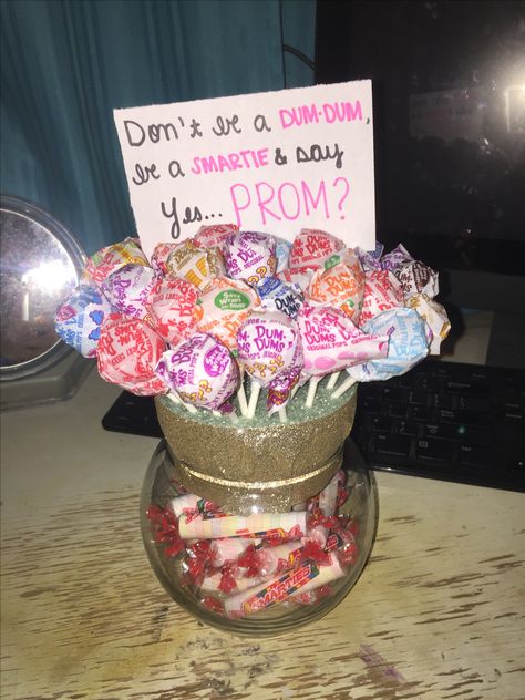 Be A Smartie And Take This Dum Dum, Dum Dum Promposal, Candy Promposal Ideas, Prom Asking Ideas For Girls Creative, Food Promposal Ideas, Candy Promposal, Food Promposal, Prom Proposal Ideas, Prom Posals