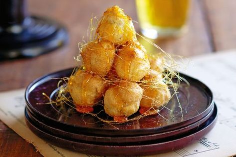 Mini Croquembouche, Croquembouche Recipe, Mini Christmas Desserts, Entertaining Desserts, Cake Brownie, Christmas Puddings, Profiterole, Fancy Desserts, Desserts Recipes