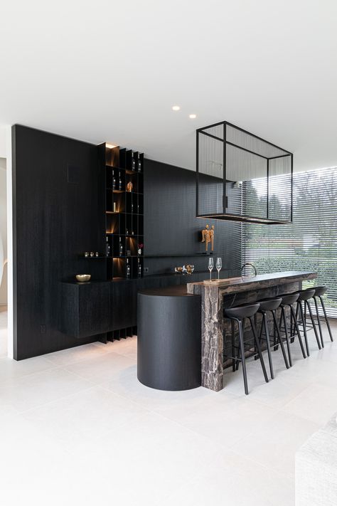 Thatched villa in northern Antwerp - HOOG.design - Exclusive living inspiration Home Bar Designs Luxury, Modern Home Bar Designs, Kitchen Design Software, Kitchen Bar Counter, Bar Counter Design, Home Bar Rooms, Modern Home Bar, Home Bar Design, Minimalist Bar